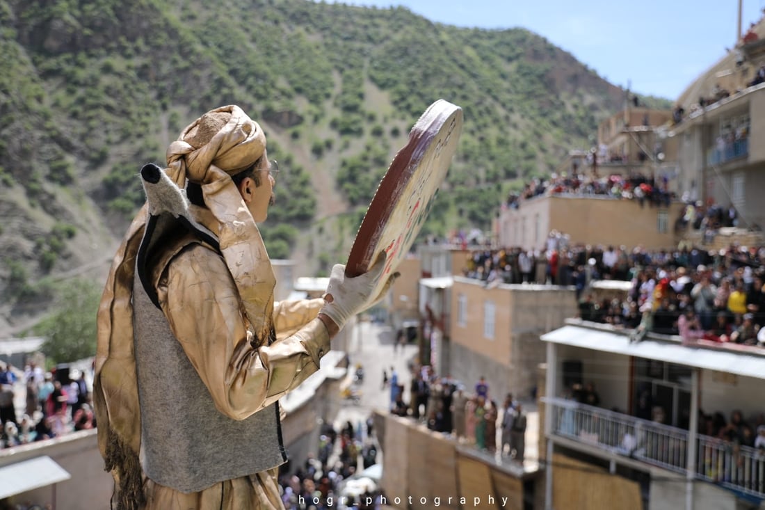 كوڕ و كچی گەنج و پیر، دەفیان بەدەستەوەیە و  بە جلی كوردیەوە لەسەر بانەكان كۆدەبنەوە، هەر هەموویان بە یەك دەنگ و ئاواز دەف دەژەنن، بە جارێك دۆڵ و چیاكە دەنگی دەفی لێدێت.