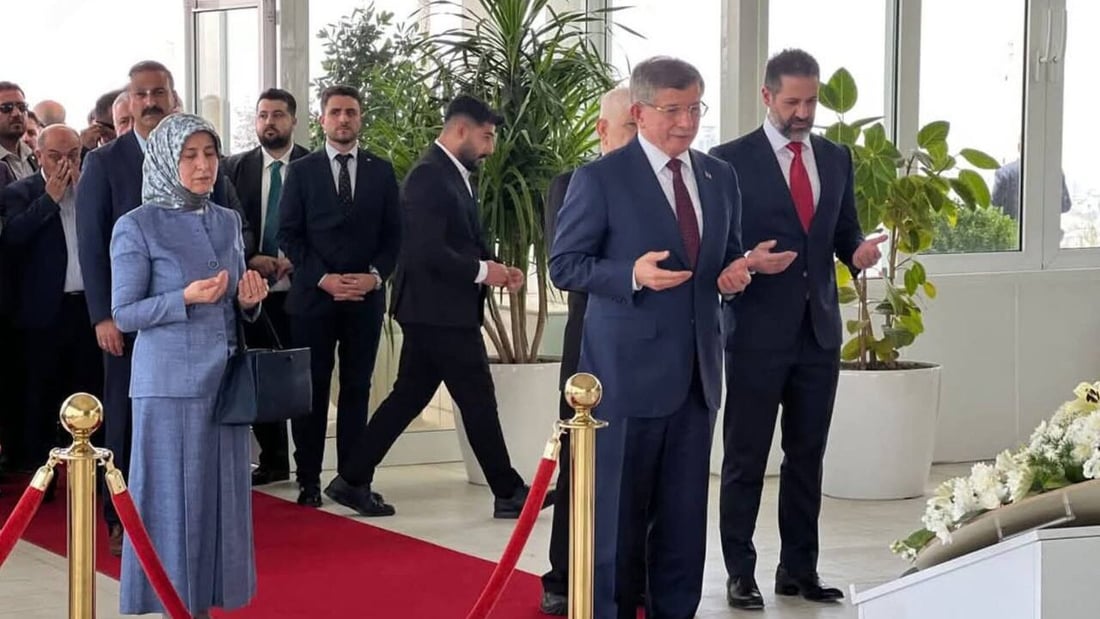 أحمد أوغلو يقرأ الفاتحة على قبر طالباني ويشارك بـ “دلفي” السليمانية