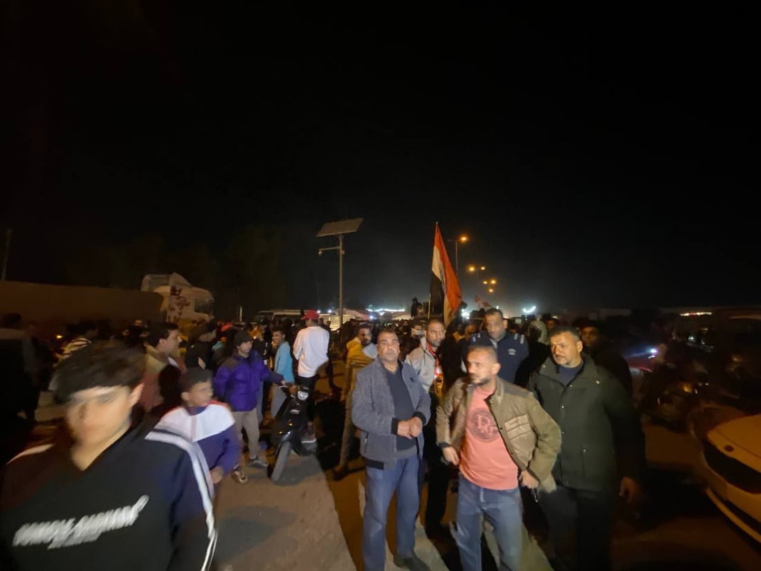 صور ليلية من المسيب: قطع طريق كربلاء – بغداد احتجاجاً على تنصيب فيحان محافظاً