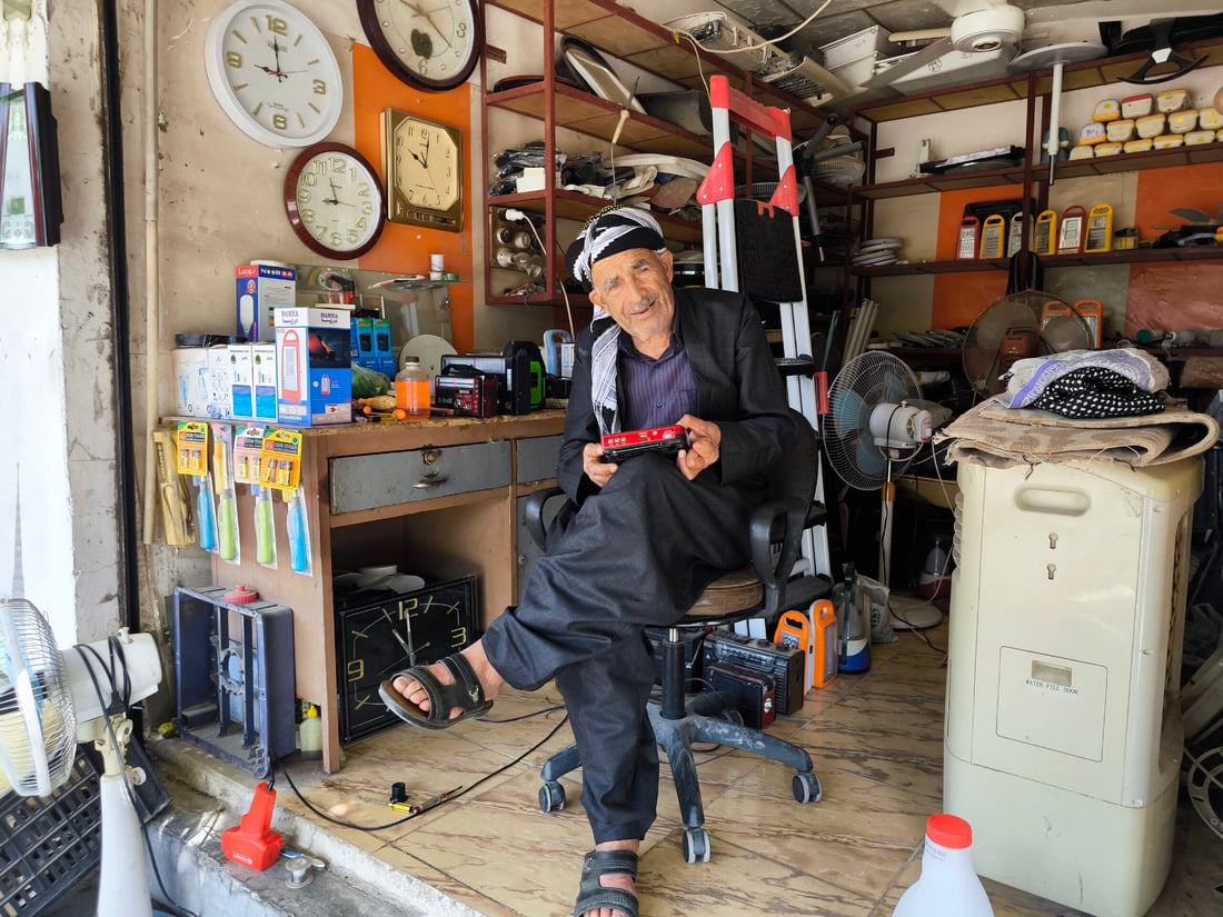 خوێندەواریی نییە و فێری چاککردنەوەی ئامێرە کارەباییەکان بووە 