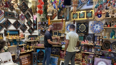 منمنمات وجلسات عربية.. “فيروزيات” تكسر رتابة سوق الكوت بالأنتيك اليدوي (صور)