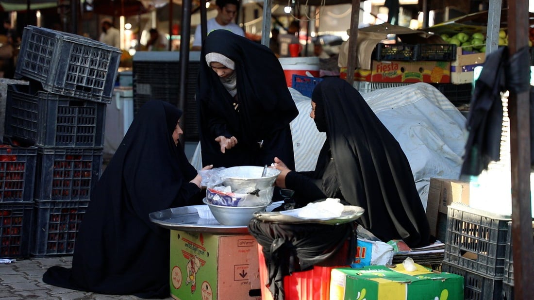 صور: بائعات الخضار في “تحدّي” الديوانية.. سيدات مكافحات وماهرات بكسب الزبائن