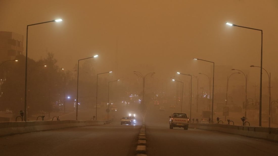 موجة غبار تضرب العراق.. الرؤية تتراجع إلى أقل من كيلومتر