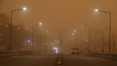 أغلقوا الأبواب وتجنبوا فرك العينين.. 12 توصية مع اقتراب العاصفة الترابية