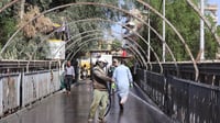 صور: أهل الكريعات غسلوا الجسر وشاطئ النهر بمساعدة البل