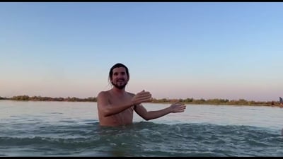 البصرة: رحالة من بلاد ميسي يقرر البقاء في بيت “علي” لشهرين (فيديو)