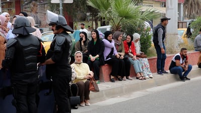 المحاضرون في كركوك يعترضون موكب وزير التربية: طفح الكيل نريد التعيين (فيديو)