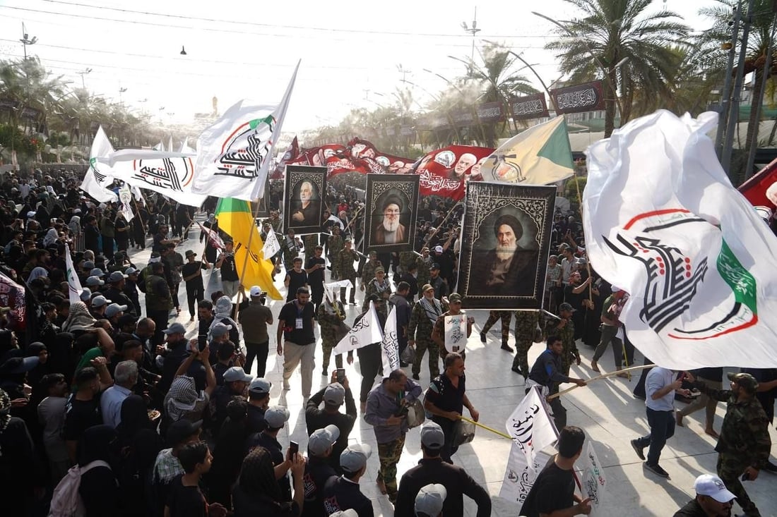 الحشد يرفع بوستر عملاق بين الحرمين: مثلي لا يبايع مثله (فيديو)