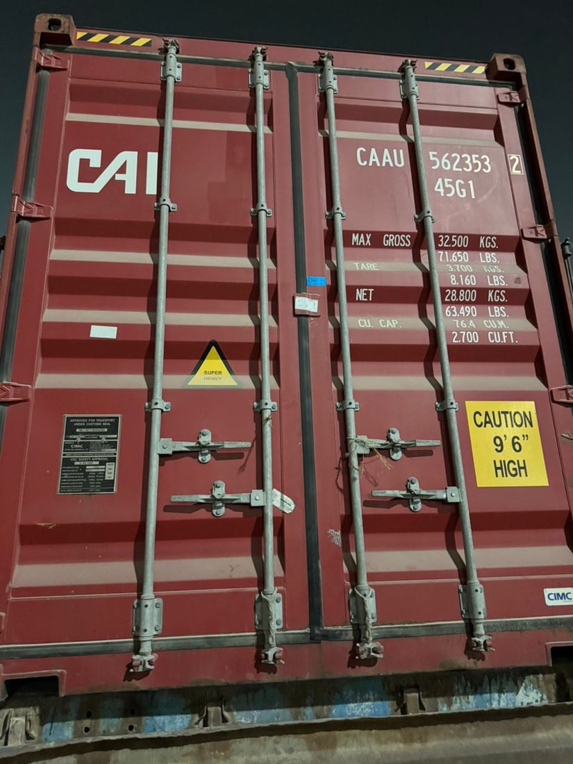 ضبط معدات معمل لإنتاج المستحضرات الطبية مخالف لشروط الاستيراد في أم قصر