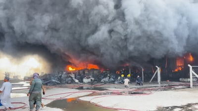 فيديو: قيادة عمليات كربلاء تساهم بإخماد حريق اندلع داخل معمل أهلي