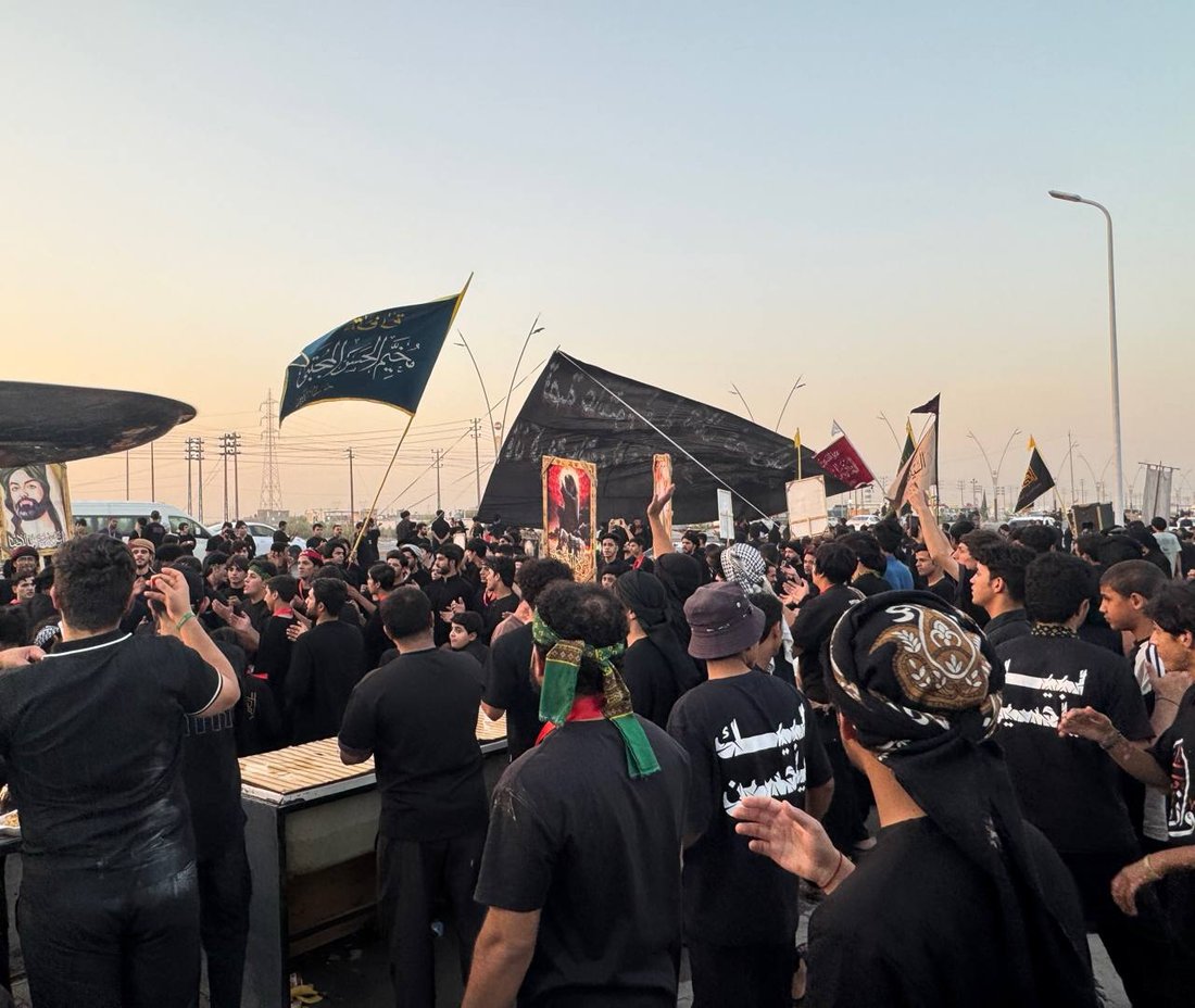 صور: الآلاف يحيون “يوم الدفن” بمسيرة نحو مسجد خطوة الإمام علي في الزبير 
