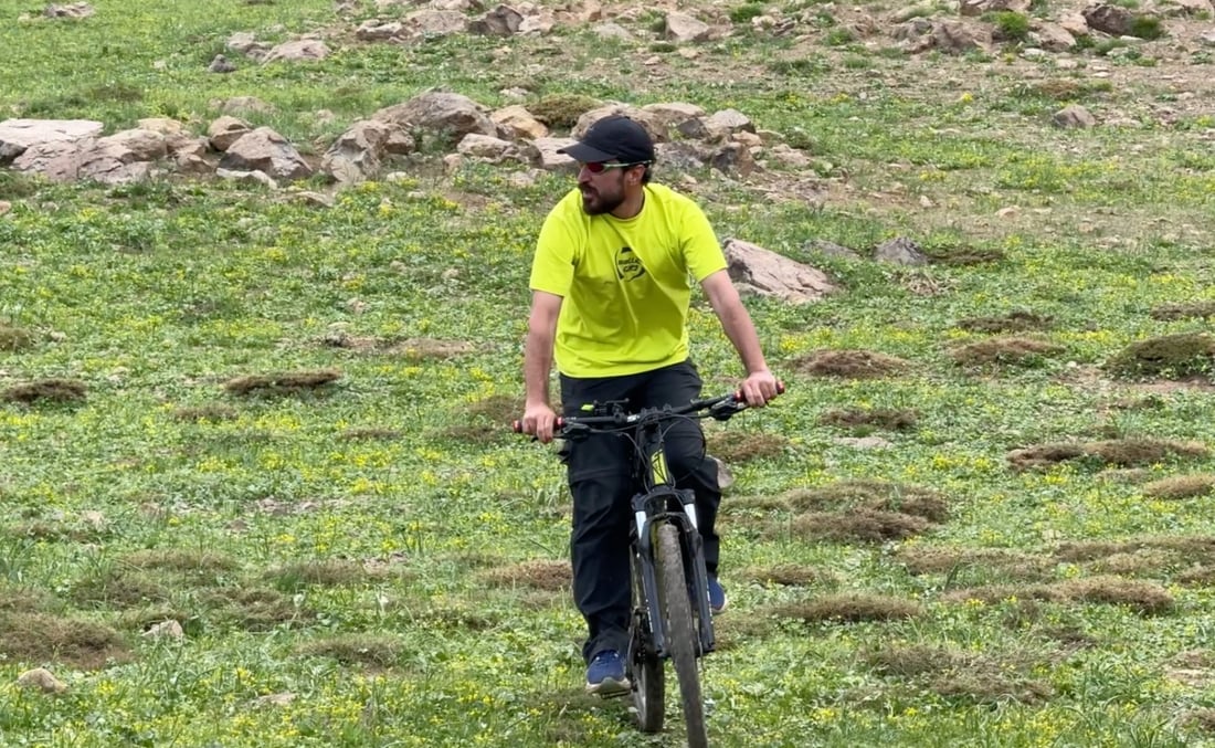 Duhok cyclist rides 240km to reach the summit of Iraq's second highest peak