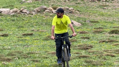 Duhok cyclist rides 240km to reach the summit of Iraq’s second highest peak
