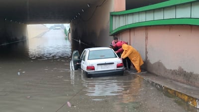 صور: الدفاع المدني يسحب “سايبا” غارقة في نفق المختار وسط النجف