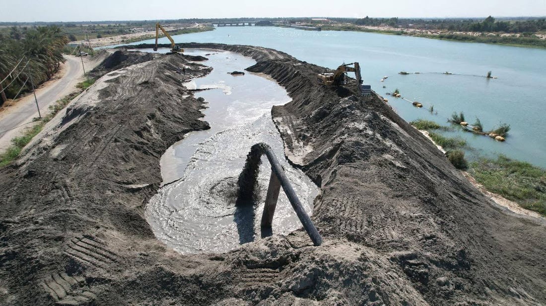 صور من النجف لعمليات كري ورفع ترسبات حوض الفرات