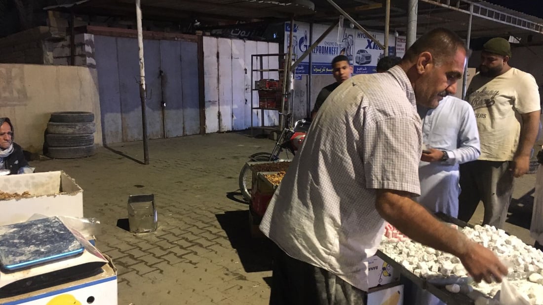 بائع متجول من السليمانية يصل الى أبو الخصيب.. ويقطع 1000 كم لبيع الكرزات (صور)