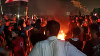 صور ليلية: المتظاهرون عزلوا الديوانية عن النجف بالنار.....