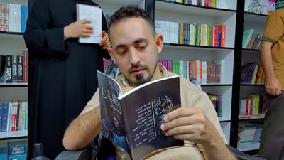 لديه قصيدة لكاظم الساهر.. مصطفى الموصلي يتغلب على الشلل ويفتتح مكتبة في النجفي