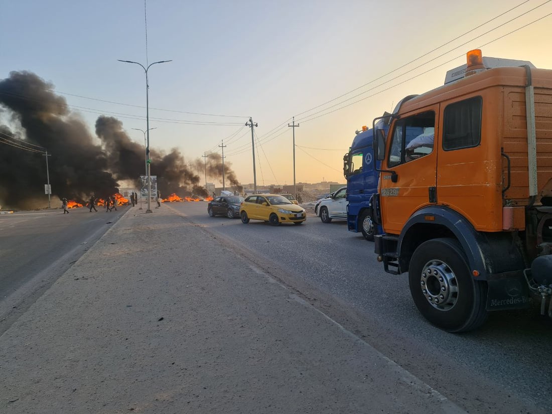 السماوة أغلقت الطرق بالنار.. تظاهرة غاضبة في الشراكية تطالب بالماء والكهرباء