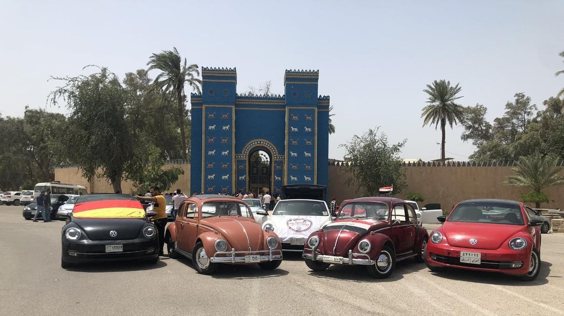 العراقيات يعشقن سيارة الرايخ الألماني.. معتز يجمع ملاك “الرگة” في گروب فيسبوك (صور)