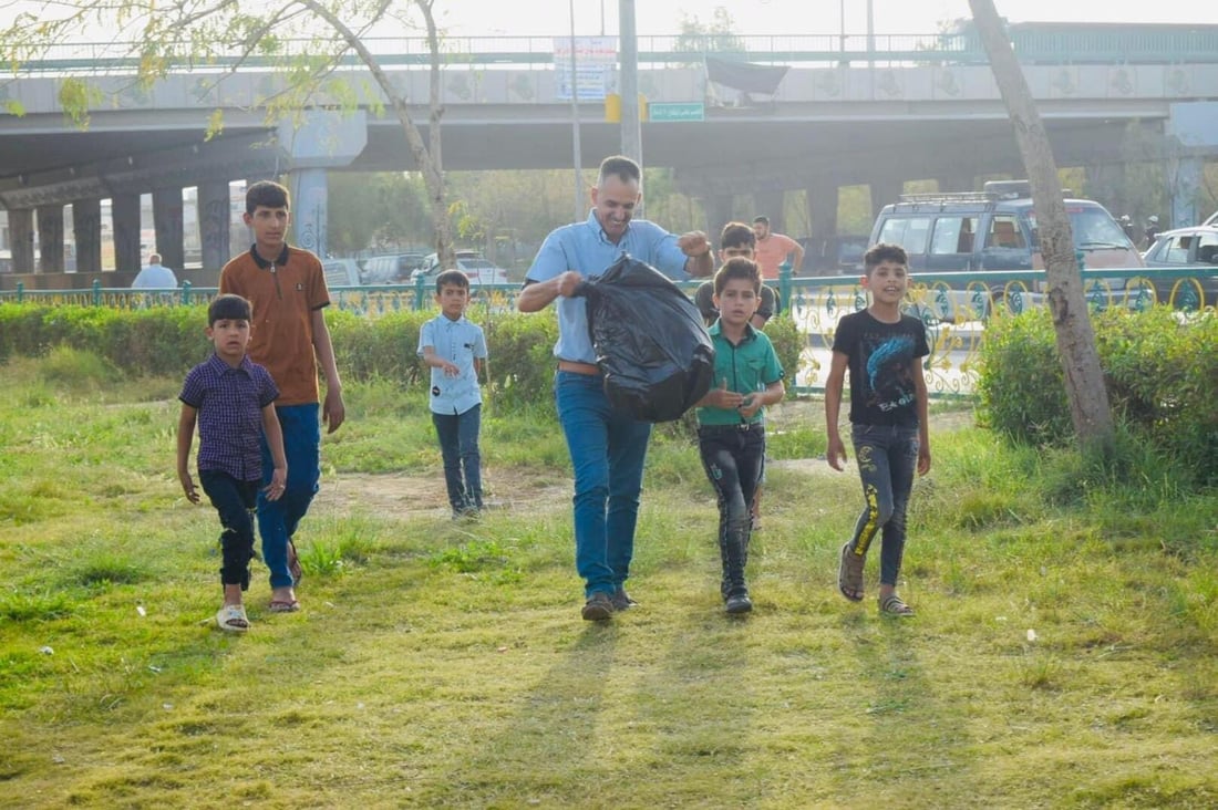 صور: أيتام بعقوبة نظفوا المنتزه وزرعوا الشتلات وشاركوا في إفطار جماعي