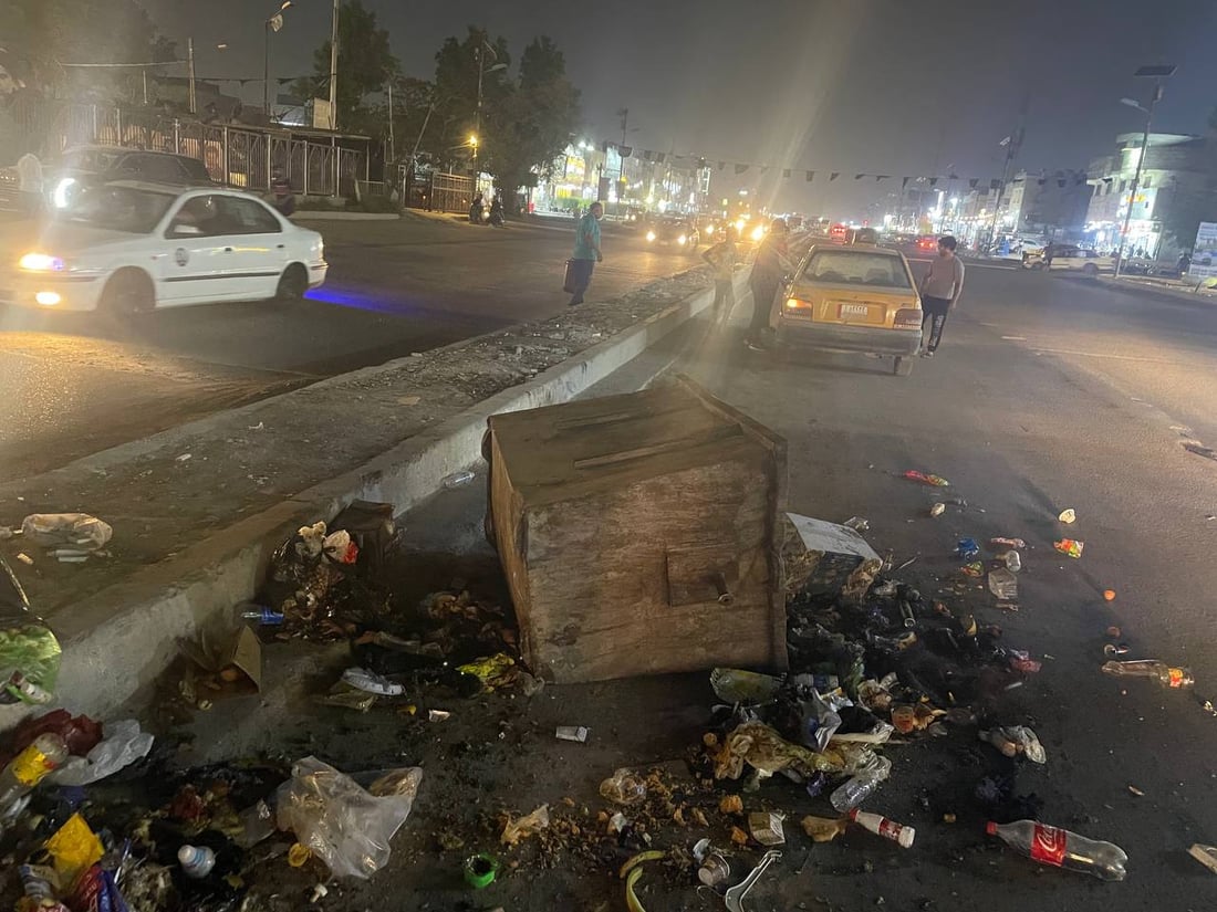 حاوية نفايات تنزلق من الرصيف وتصدم “سايبا” في شارع الجوادر