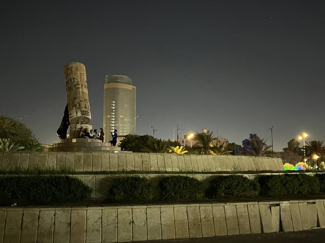 سهرة هادئة في قلب بغداد.. صور ليلية من حديقة “إنقاذ الثقافة العراقية”