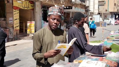 أفارقة حوزة النجف يسألون عن “الإمام الغائب” في شارع الخورنق