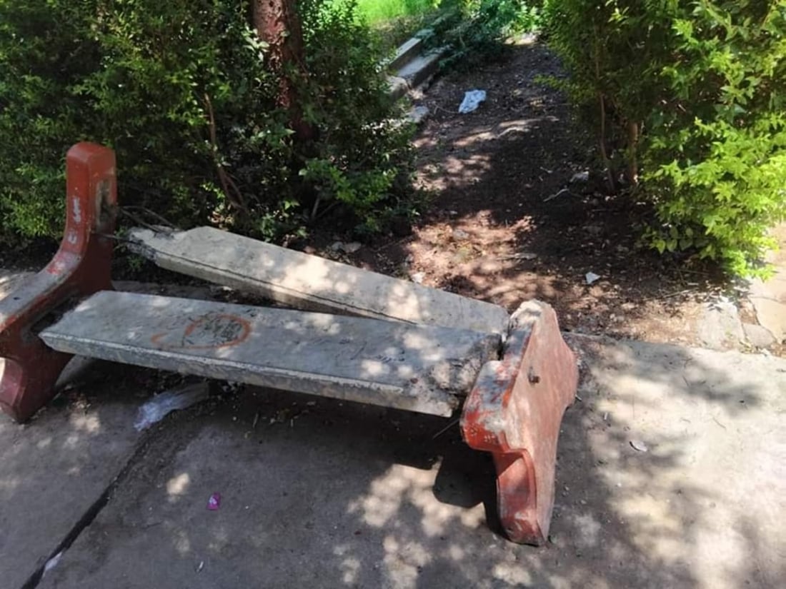 ژمارەیەک کورسى چیمەنتۆیى لەناو باخچەیەکى سەیدسادق شکێنران