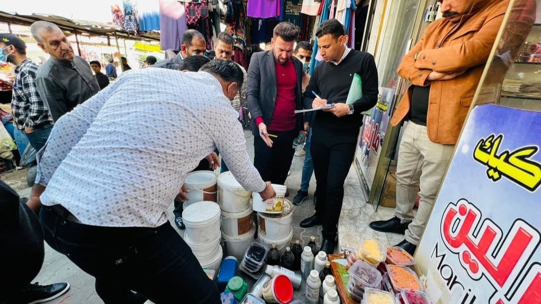 حملة لمصادرة مواد غذائية منتهية الصلاحية في قضاء المدينة