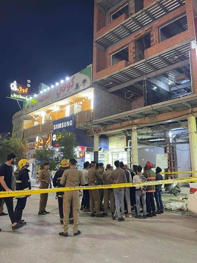 صور: الدفاع المدني يبعد الناس عن بناية مهددة بالسقوط في شارع العباس وسط كربلاء