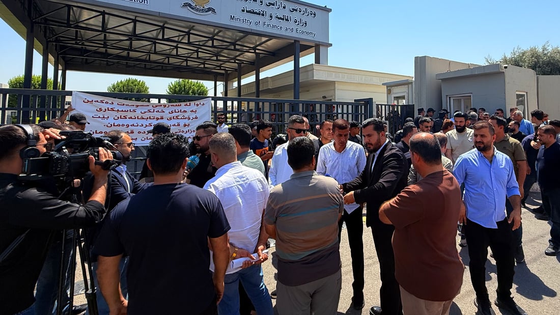 خاوەن حانوتەکان لەبەردەم وەزارەتی پەروەردە گردبووونەوە