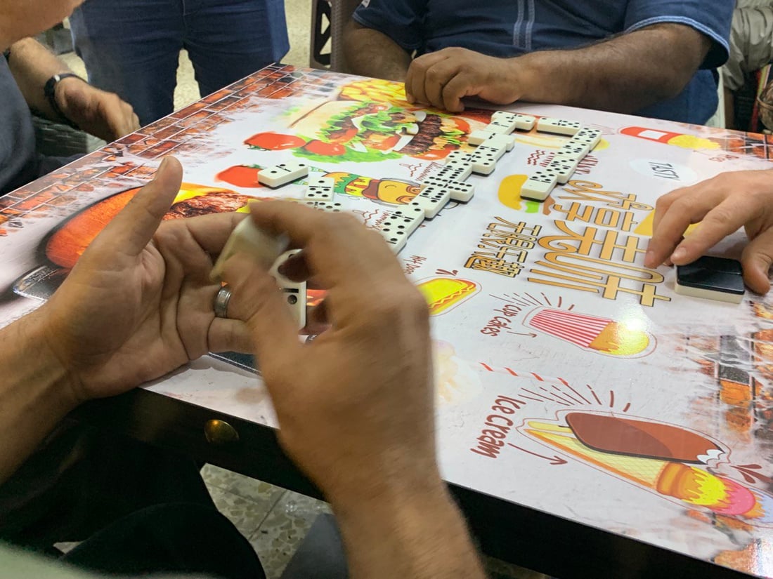 بغداد: مقهى “دلّة” في مجمع النجمة.. ركن للشباب أسسه مهندس ينتظر التعيين