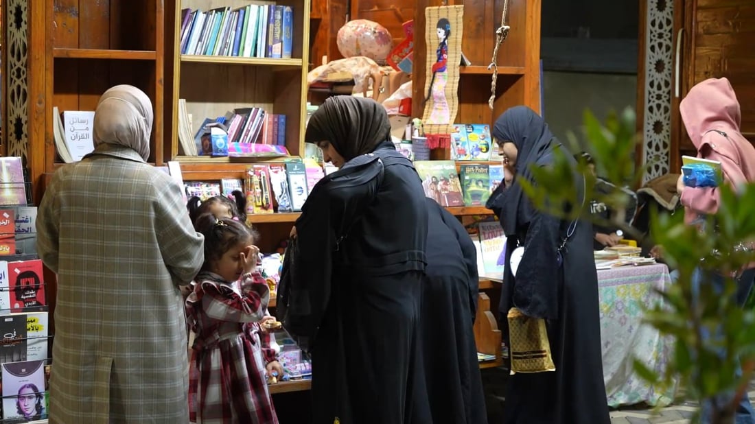 فيديو: قراء البصرة يبحثون عن طبعات قديمة لكافكا وديستوفسكي.. ومحمد خضير “حاسم”