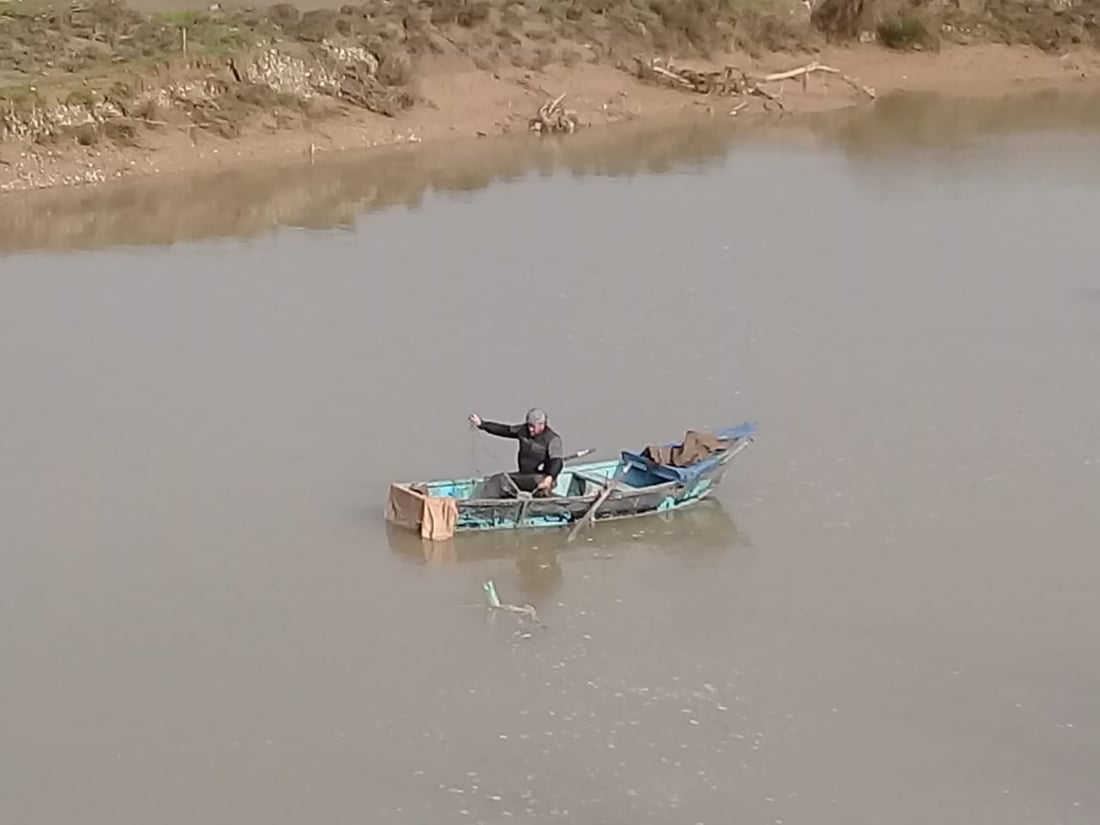 الصيادون يهرعون الى نهر الزاب في التون كوبري خلال موجة المطر (فيديو)