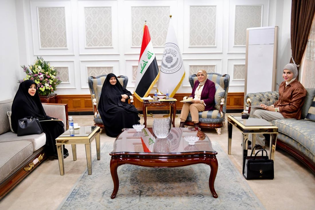 ازدحام في مكتب وزيرة المالية.. 19 نائباً يناقشون الموازنة مع طيف سامي