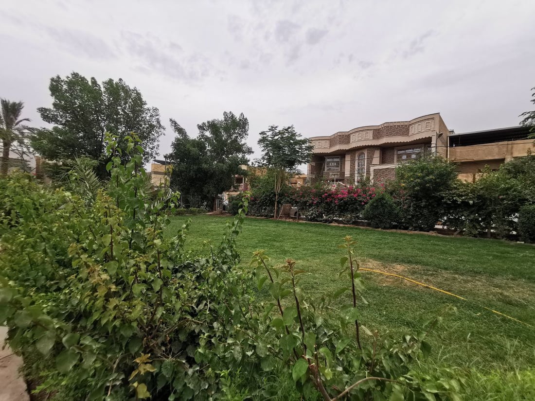 أعطى مفتاحاً لكل عائلة.. شاب كوفي ينشئ للجيران حديقة غنّاء ويحيطها بأبواب محكمة