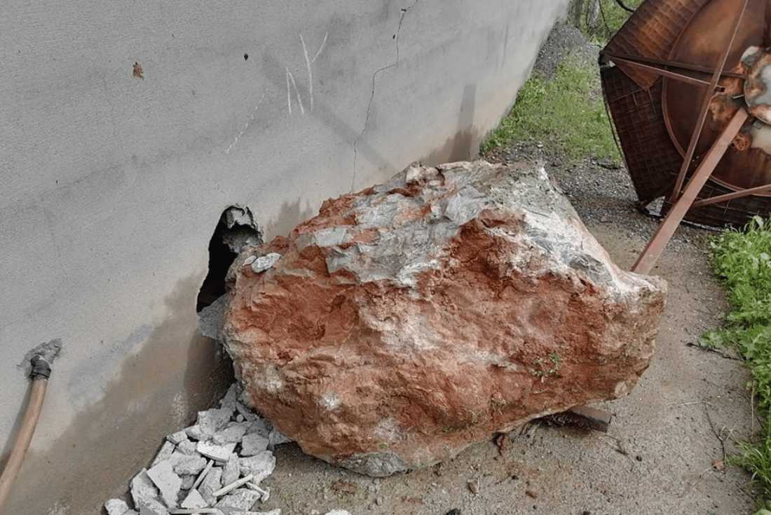 بەردێکی گەورە لە شاخێک کەوتەخوارەوە و بەر ماڵێک کەوتووە 