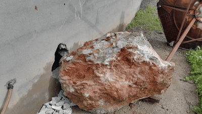 بەردێکی گەورە لە شاخێک کەوتەخوارەوە و بەر ماڵێک کەوتووە 