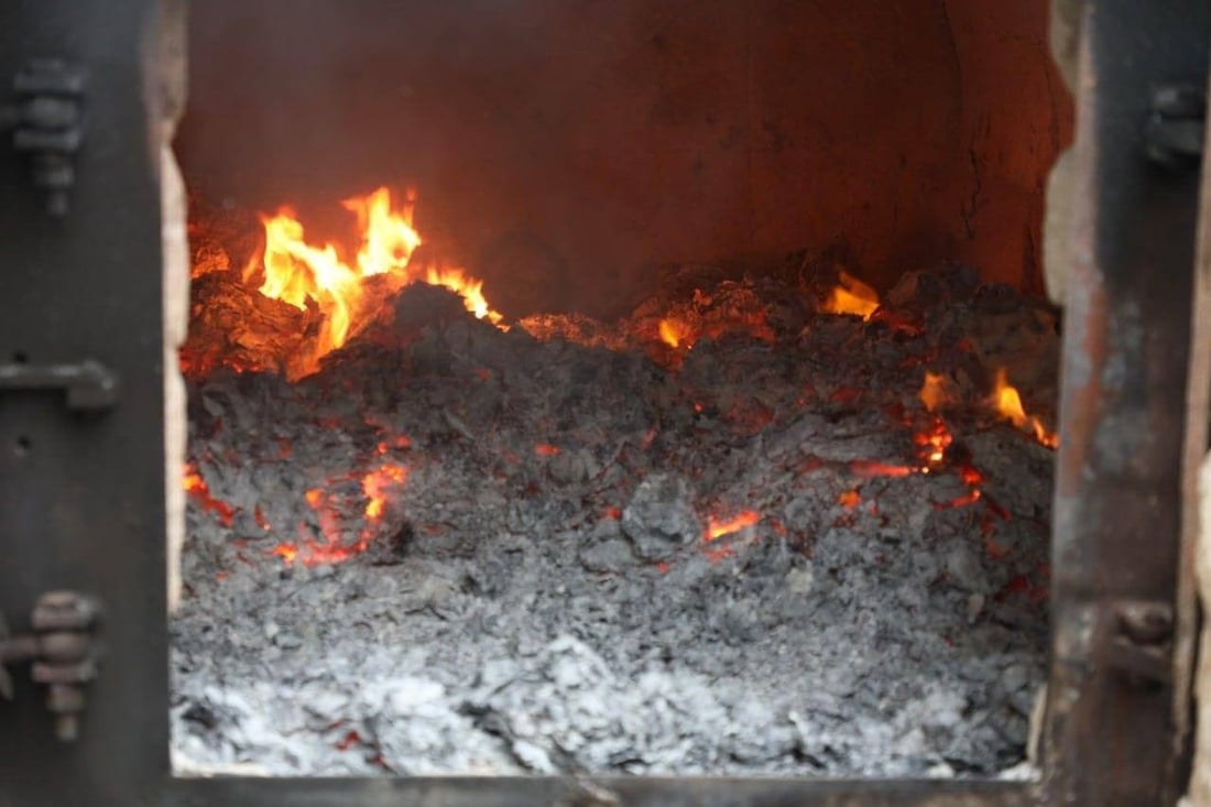 صور من اتلاف مليون حبة مخدرة في بغداد.. فرن عملاق بحضور القضاء والصحة والداخلية