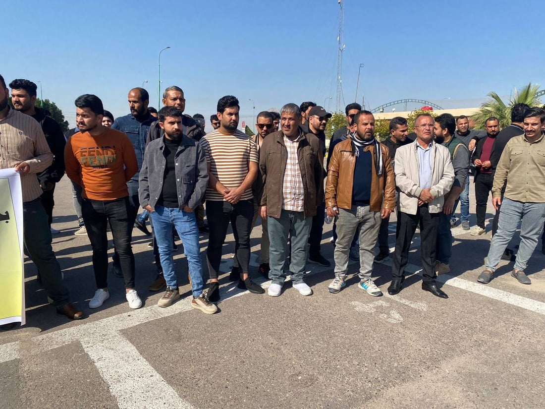 بغداد سحبت الصلاحيات.. إحالة 3 موظفين للتحقيق تثير سخط زملائهم في البصرة (صور)