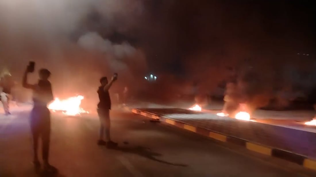 فيديو: متظاهرون يطوقون ديوان النجف بالنيران والشغب ترد بالغاز وإصابات بين المحتجين