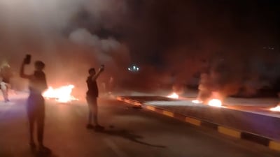 فيديو: متظاهرون يطوقون ديوان النجف بالنيران والشغب ترد بالغاز وإصابات بين المحتجين