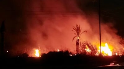 صور: النيران تنتشر في قوسيات الموصل وفرق الإطفاء تكافح