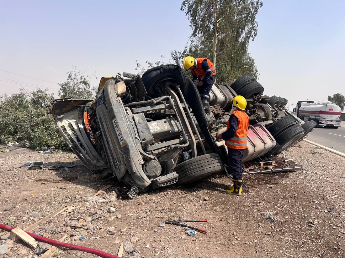 صور من كركوك.. انفجار إطار يتسبب بانقلاب شاحنة على طريق داقوق