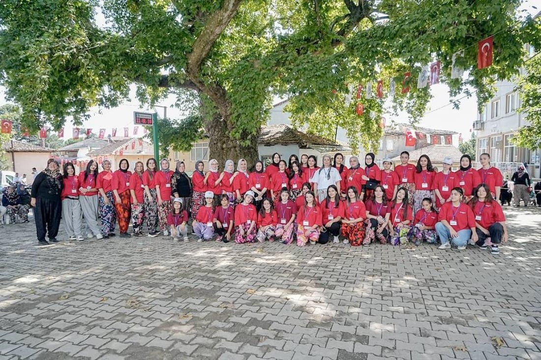 ساڵانه‌ رۆژێك پیاوان له‌ گوند ده‌رده‌كرێن و ژنان كاره‌كان راده‌په‌ڕێنن