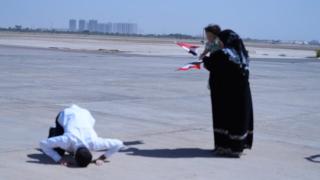 قبّلوا أرض الوطن.. صور للمحتجزين في السعودية بعد عودتهم إلى العراق