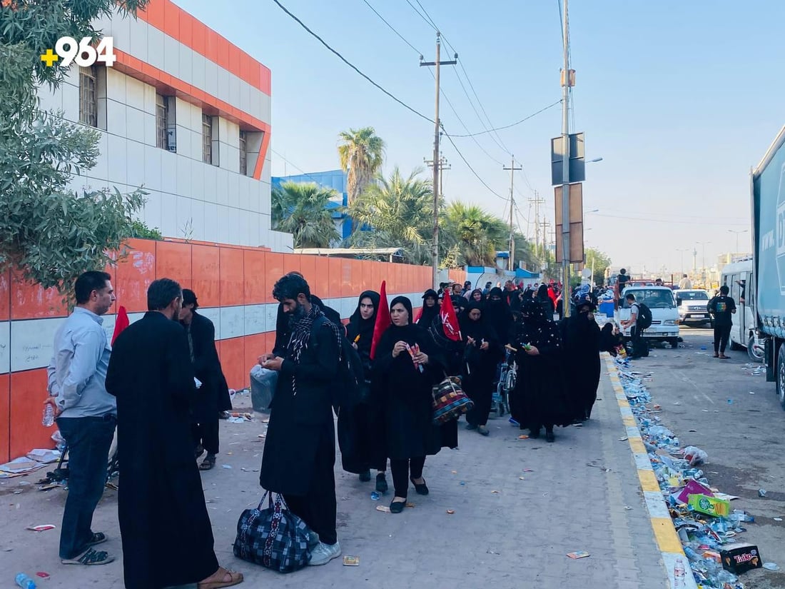 الزوار منهكون في منفذ الشيب.. الحافلات لا تستوعب تدفق الإيرانيين والأفغان (صور)