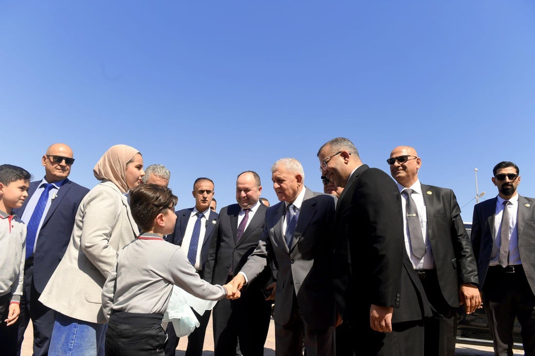 الرئيس رشيد يجري زيارة تفقدية إلى المثنى.. صور من مراسم الاستقبال