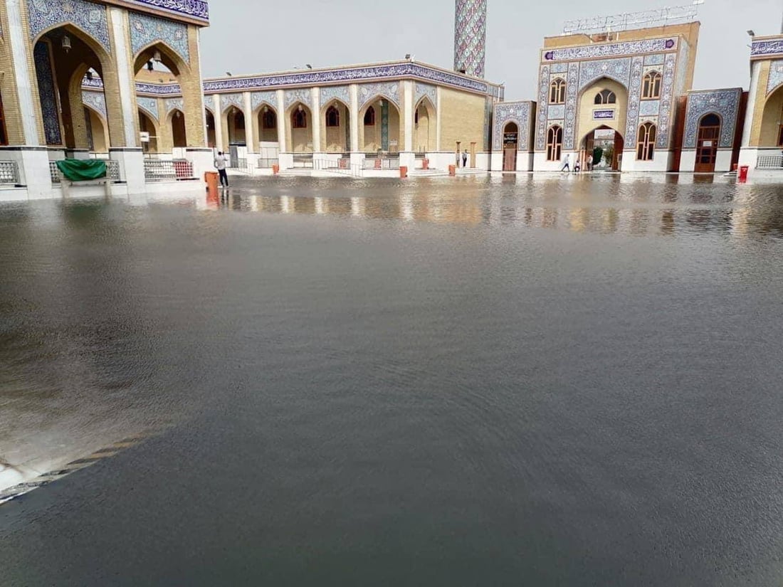 غرق باحة مسجد الكوفة جراء موجة الحالوب والأمطار الغزيرة